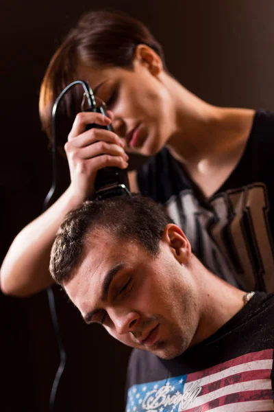 Jovem Punk Menina Corta Seu Namorado Usando Clippers — Fotografia de Stock