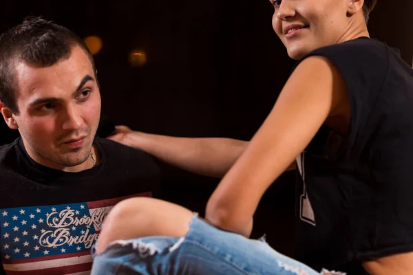 Young Punk Girl Cuts Her Boyfriend Using Clippers — Stock Photo, Image