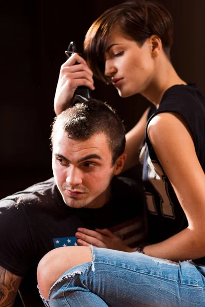 Jeune Fille Punk Coupe Son Petit Ami Utilisant Des Tondeuses — Photo