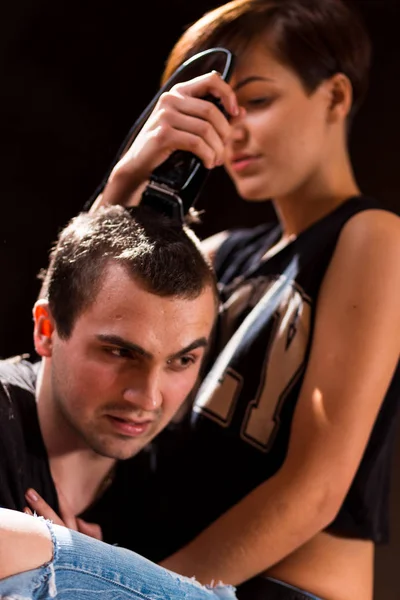 Jovem Punk Menina Corta Seu Namorado Usando Clippers — Fotografia de Stock