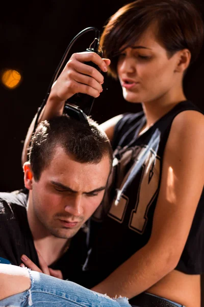 Jeune Fille Punk Coupe Son Petit Ami Utilisant Des Tondeuses — Photo