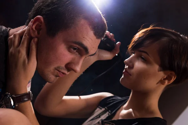 Jovem Punk Menina Corta Seu Namorado Usando Clippers — Fotografia de Stock