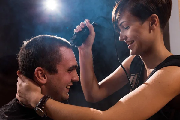 Jovem Punk Menina Corta Seu Namorado Usando Clippers — Fotografia de Stock