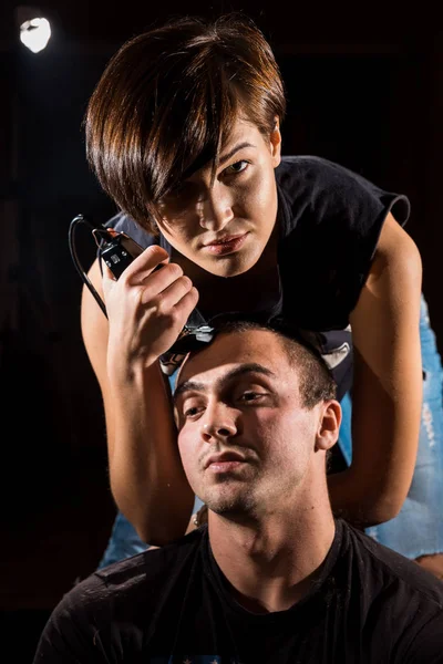 Young Punk Girl Cuts Her Boyfriend Using Clippers — Stock Photo, Image