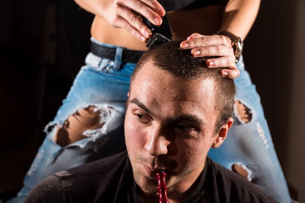 Young Punk Girl Cuts Her Boyfriend Using Clippers — Stock Photo, Image