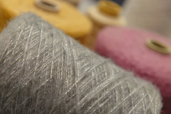 针织厂的线轴上有五颜六色的纱线 纱线管 亚麻线 — 图库照片
