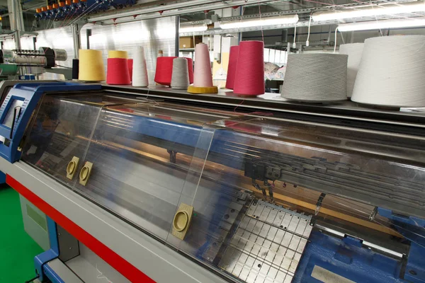 Macchina Maglieria Piatta Tessile Industriale Due Sistemi Durante Processo Lavorazione — Foto Stock