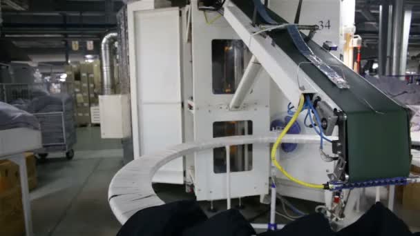 机器人手臂在行动 袜子制造 机械臂在工厂装配线上工作 工业机电一体化 工厂自动化生产 紧身衣生产车间 工业机器人 — 图库视频影像