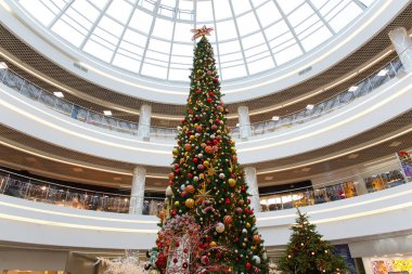 Görüntü büyük bir şekilde dekore edilmiş Noel ağacı alışveriş merkezi