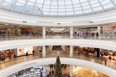 Minsk, Beyaz Rusya - 31 Aralık 2017: Dana Alışveriş merkezinde büyük bir şekilde dekore edilmiş Noel ağacı, insanlar hayran