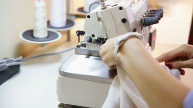 Kendi iş yerinde dikiş makinesi üzerinde kadın terzi ya da terzi diker. Dikiş hobi, küçük işletme veya başlangıç Tema.