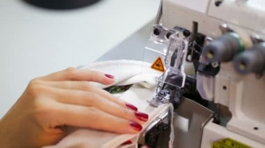 Kendi iş yerinde dikiş makinesi üzerinde kadın terzi ya da terzi diker. Dikiş hobi, küçük işletme veya başlangıç Tema.