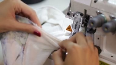 Kendi iş yerinde dikiş makinesi üzerinde kadın terzi ya da terzi diker. Dikiş hobi, küçük işletme veya başlangıç Tema.