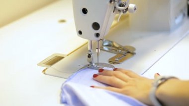 Kendi iş yerinde dikiş makinesi üzerinde kadın terzi ya da terzi diker. Dikiş hobi, küçük işletme veya başlangıç Tema.