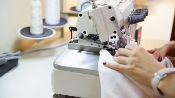 Une Couturière Couturière Coud Sur Une Machine Coudre Dans Son — Video