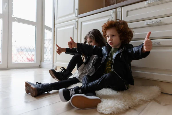 Boy Girl Friends Sitting Together Floor Shows Thumbs — Stock Photo, Image