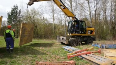 Grodno, Belarus - 10 Nisan 2017: siper duvarlarının korumak için metal destekler montajı. Astar duvarlar çöken işçiler Kaydet korur.
