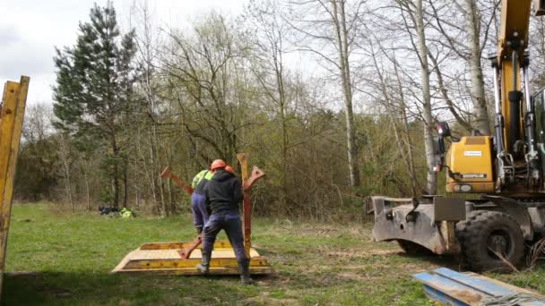 Grodno Bielorrusia Abril 2017 Instalación Soportes Metálicos Para Proteger Las — Vídeos de Stock