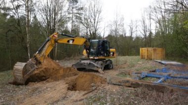 Grodno, Belarus - 10 Nisan 2017: siper duvarlarının korumak için metal destekler montajı. Astar duvarlar çöken işçiler Kaydet korur.