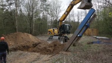 Grodno, Belarus - 10 Nisan 2017: siper duvarlarının korumak için metal destekler montajı. Astar duvarlar çöken işçiler Kaydet korur.