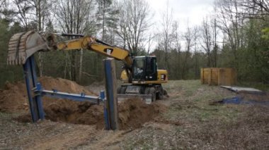 Grodno, Belarus - 10 Nisan 2017: siper duvarlarının korumak için metal destekler montajı. Astar duvarlar çöken işçiler Kaydet korur.