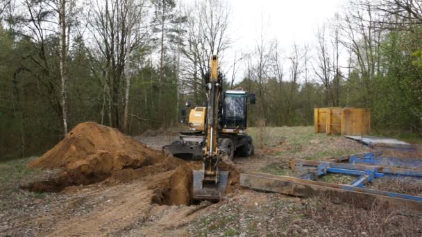 Grodno Bielorrusia Abril 2017 Instalación Soportes Metálicos Para Proteger Las — Vídeos de Stock