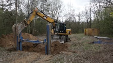 Grodno, Belarus - 10 Nisan 2017: siper duvarlarının korumak için metal destekler montajı. Astar duvarlar çöken işçiler Kaydet korur.