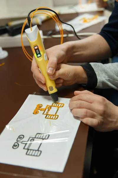 子供が使用している 印刷ペンのクローズ アップ 先生は デバイスを使用するのに役立ちます 技術コンセプト — ストック写真
