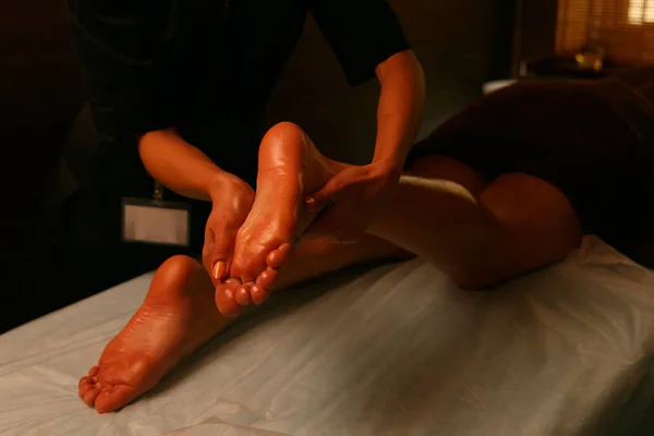Jonge Vrouw Met Voeten Massage Schoonheidssalon Close Uitzicht — Stockfoto