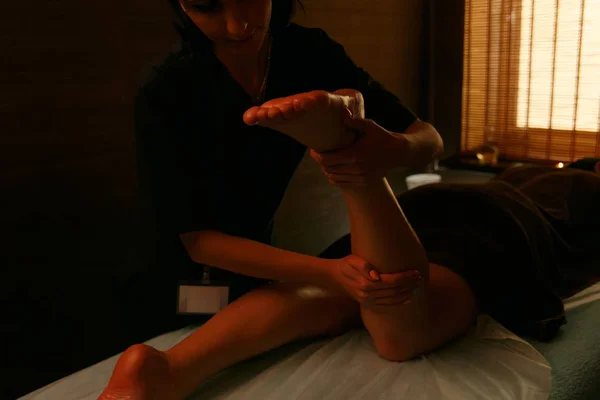 Ung Kvinna Som Har Fötter Massage Skönhetssalong Närbild — Stockfoto