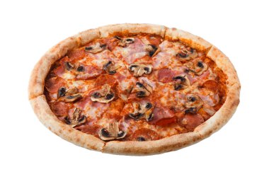 Lezzetli klasik İtalyan pizzası jambonlu, sosisli, domatesli, mantarlı ve peynirli beyaz arka planda.