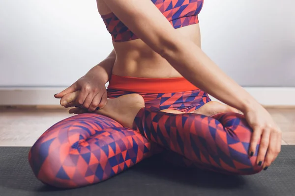 Jovem Mulher Esportiva Praticando Ioga Fazendo Exercício Padmasana Pose Assento — Fotografia de Stock