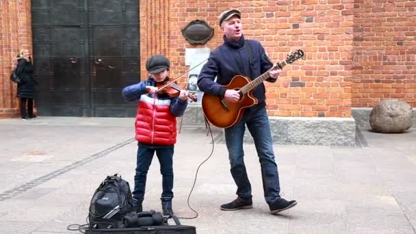ワルシャワ ポーランド Mart 2019 ストリート ミュージシャンの父と息子の旧市街の通りに実行します — ストック動画