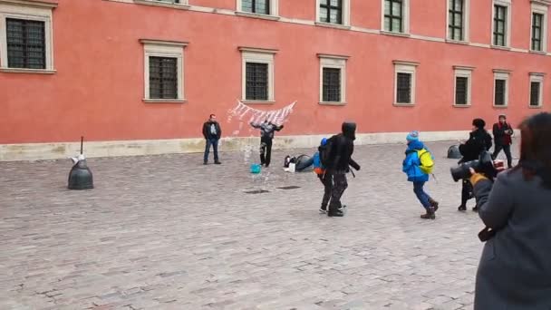 Варшава Польша Март 2019 Мужчина Развлекает Детей Большими Мыльными Пузырями — стоковое видео