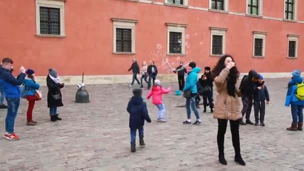 Warszawa Polen Mart 2019 Mannen Underhållande Barn Med Stora Såpbubblor — Stockvideo