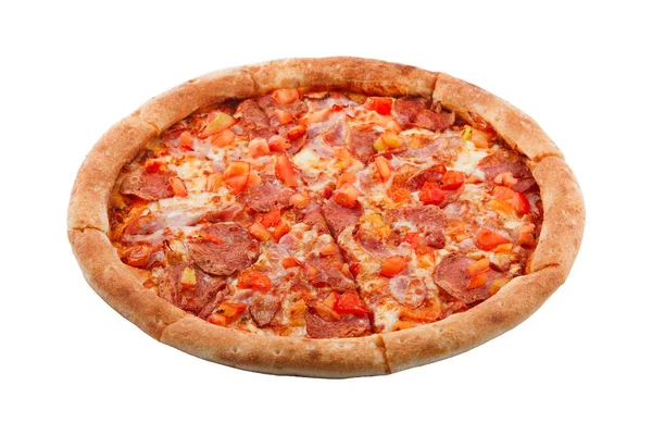 Delicioso clássico italiano Burning Pizza com salsichas, bacon, pimenta búlgara, molho e queijo — Fotografia de Stock