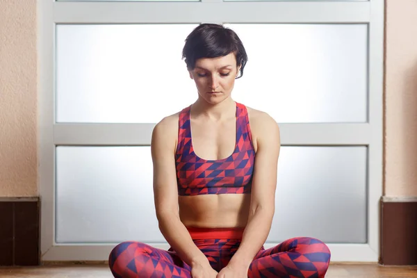 Jeune femme sportive faisant Padmasana exercice — Photo