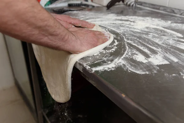 Кухар формує основу для піци з тіста — стокове фото
