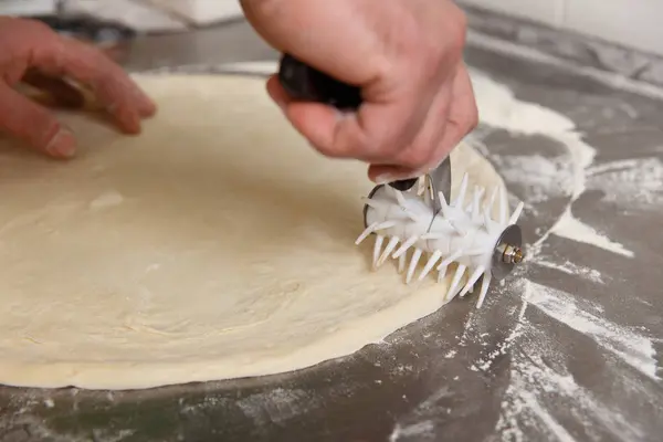 Кухар формує основу для піци з тіста — стокове фото