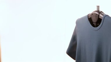 Beyaz arka planda ev gemi ile buharda t-shirt