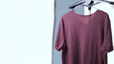 Bir adam bir dükkanda bir ev vapuru ile bir t-shirt buharlarının