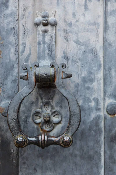 Vecchia maniglia decorativa della porta sulla porta in metallo — Foto Stock