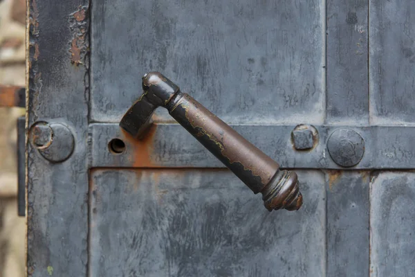 Porta decorativa velha alça na porta de metal — Fotografia de Stock