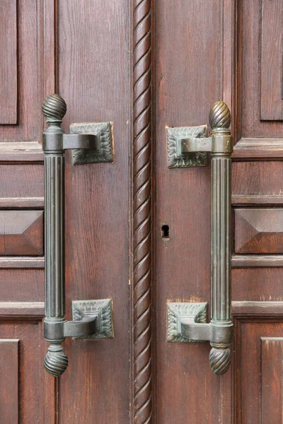 Старовинна декоративна ручка для дверей з латуні — стокове фото