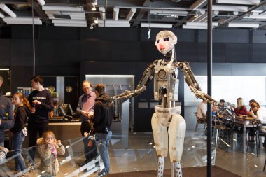 Robot prototip ile oynayan çocuklar