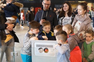 Robot prototip ile oynayan çocuklar