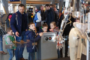 Robot prototip ile oynayan çocuklar