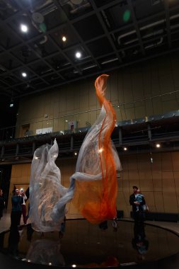 Eski dekoratif pirinç kapı kolu