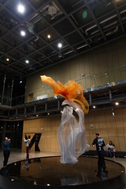 Eski dekoratif pirinç kapı kolu