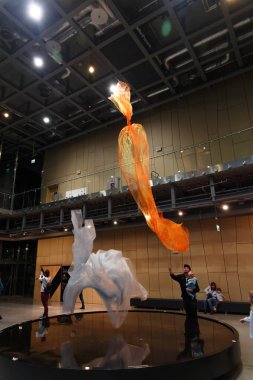 Eski dekoratif pirinç kapı kolu